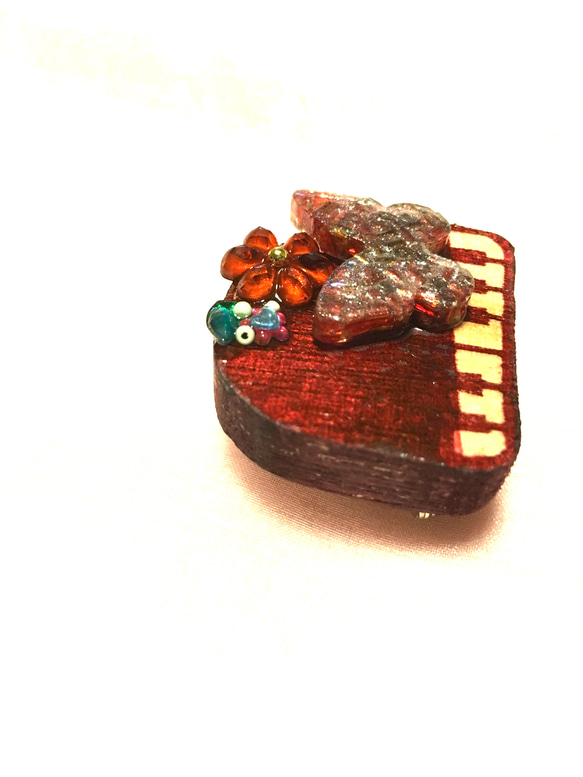 ほっこりする木製ブローチ【紅ピアノ&蝶々】4×3.5㎝ 3枚目の画像