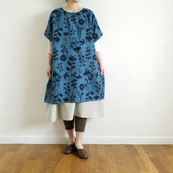 ダブルガーゼのポンチョ。トリとお花。ネイビー。M・L【受注製作】 1枚目の画像