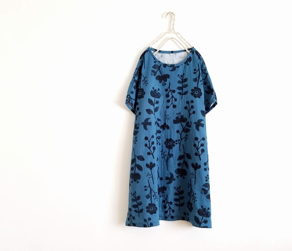 ダブルガーゼのポンチョ。トリとお花。ネイビー。M・L【受注製作】 2枚目の画像