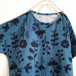 ダブルガーゼのポンチョ。トリとお花。ネイビー。M・L【受注製作】 4枚目の画像