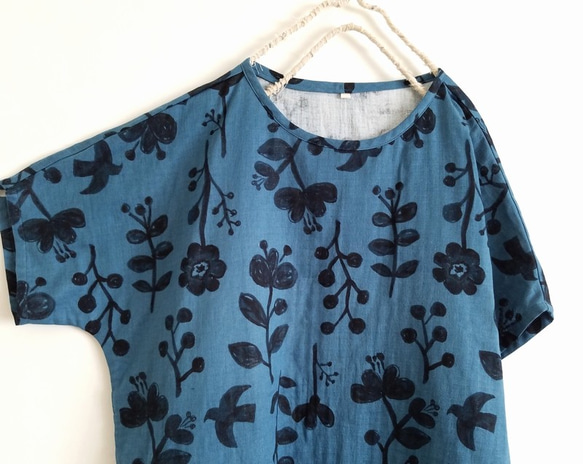 ダブルガーゼのポンチョ。トリとお花。ネイビー。M・L【受注製作】 4枚目の画像