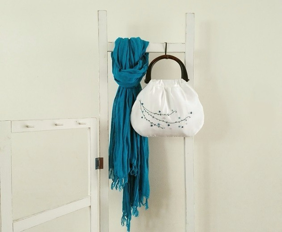 岡谷シルクのバッグ。青い花の刺しゅう。 1枚目の画像