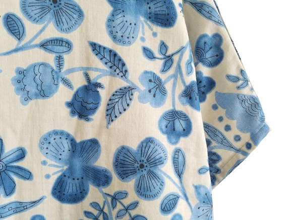 ダブルガーゼのポンチョ。グレー地に青い花と蝶。M・L【受注製作】 6枚目の画像