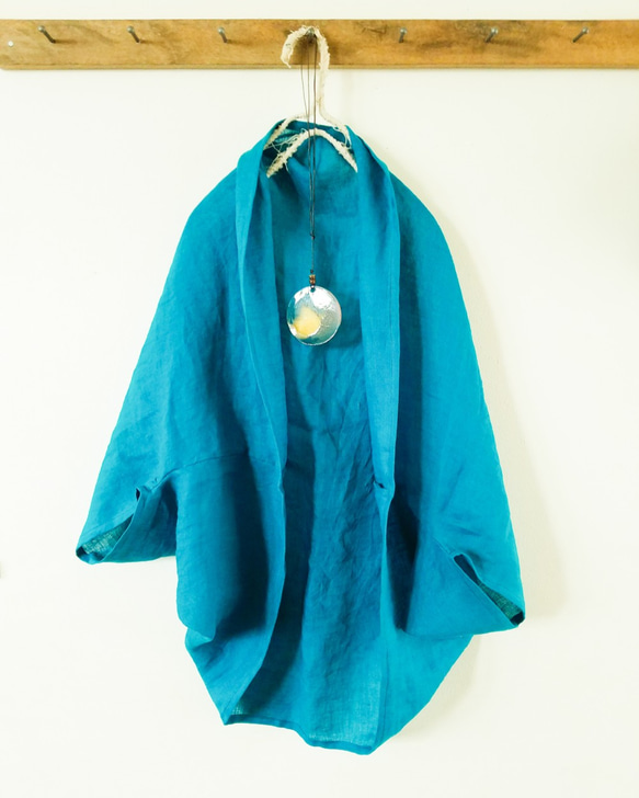 背中に寄り添う夏の羽織りターコイズブルー。リネンシングルガーゼ。ボレロ。【受注製作】 4枚目の画像