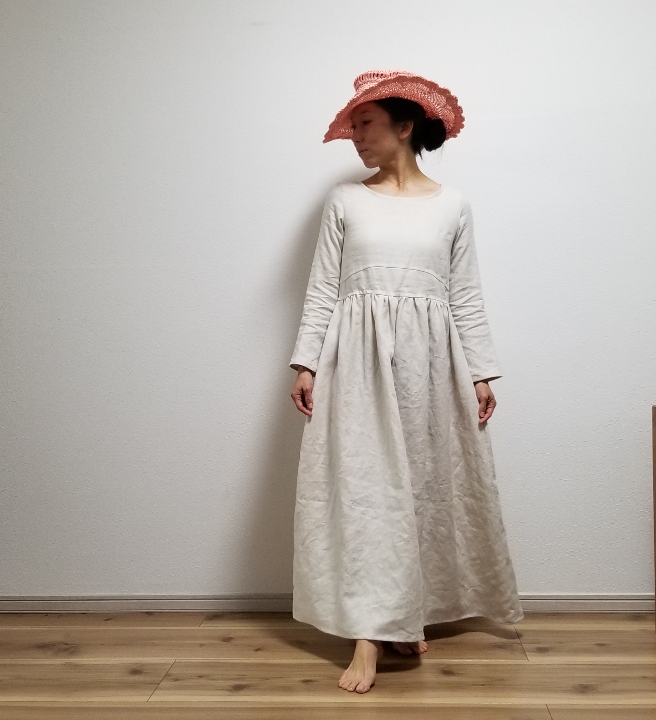オフホワイトのアンティーク風リネンのワンピース