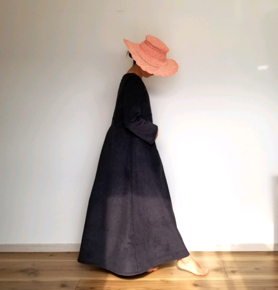 [深いラウンドネック]コーデュロイのアンティークワンピース(ブラックベリー)