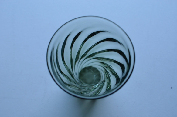 扭曲線玻璃（橄欖綠色） 第3張的照片