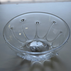 水滴裝飾的容器 第3張的照片
