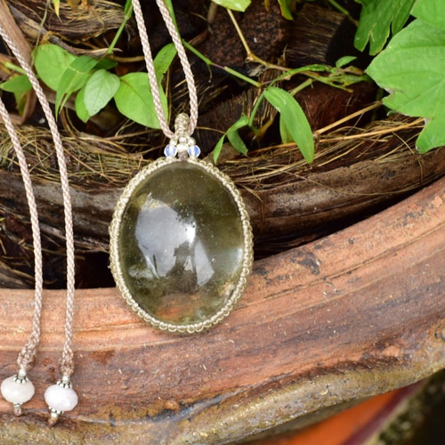 深い緑の癒し☆大粒ダークガーデンクォーツマクラメペンダント gy041