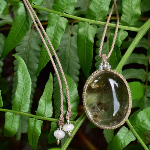 深い緑の癒し☆大粒ダークガーデンクォーツマクラメペンダント gy041