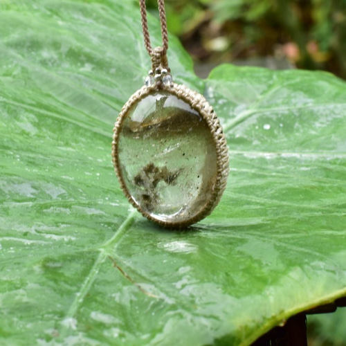 深い緑の癒し☆大粒ダークガーデンクォーツマクラメペンダント gy041