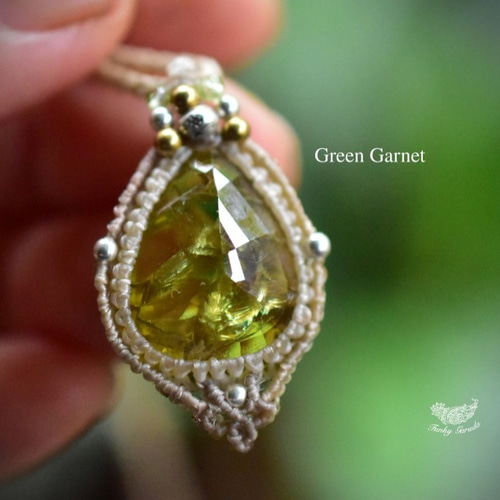 虹の艶めき☆グリーンガーネット マクラメペンダントgarn001