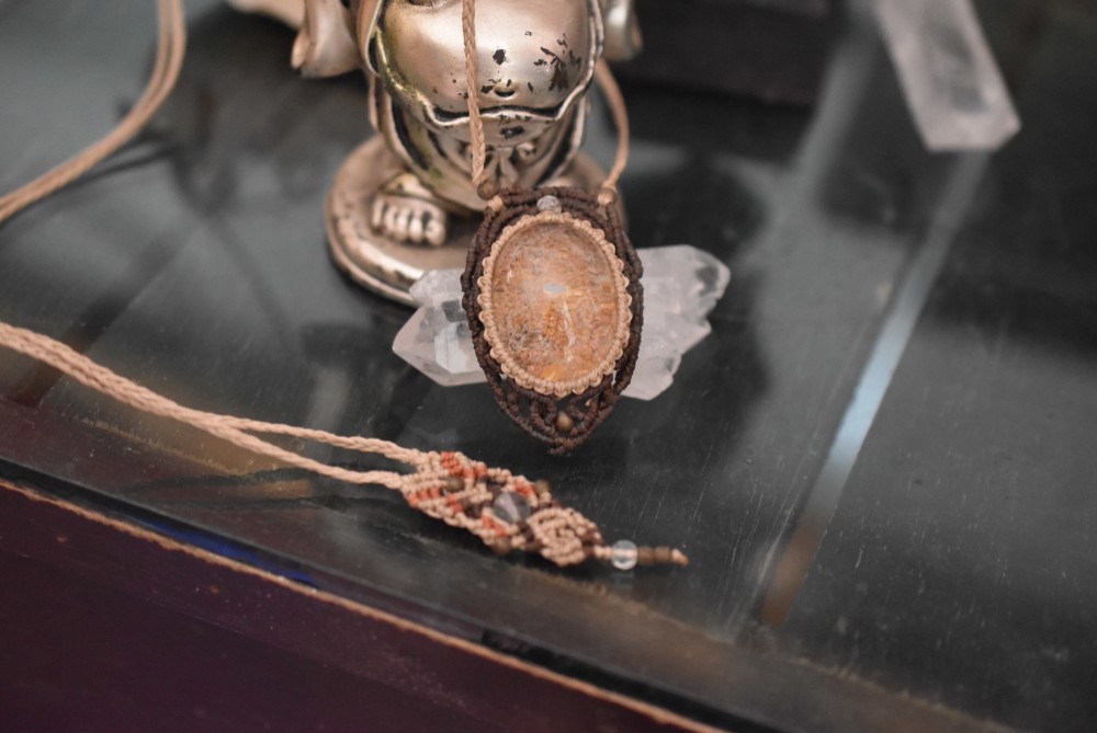 ピンクの花吹雪と溶岩★ガーデンクォーツ マクラメペンダントgarm080