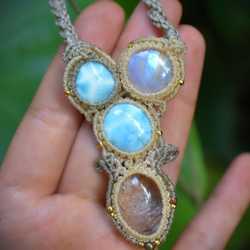 高品質 ★ Larimar 和白色拉長石 ★ Macrame 吊墜 第3張的照片