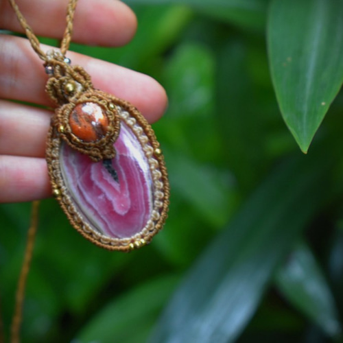 サンストーン＋ロードクロサイト マクラメペンダント ネックレス