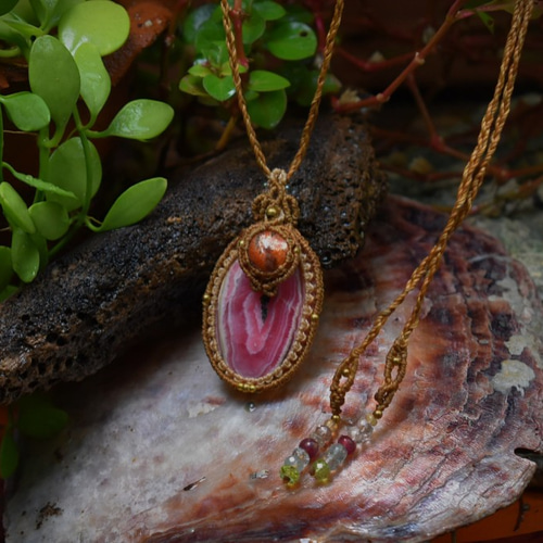 サンストーン＋ロードクロサイト マクラメペンダント ネックレス