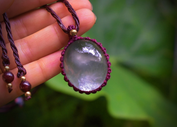 「虹、華やぐ」 ★ぷるぷる！極虹しずく水晶★  マクラメ革紐ペンダント  15 虹、春めく」 ☆ぷるぷる！極虹しずく型水晶☆ マクラメ革紐