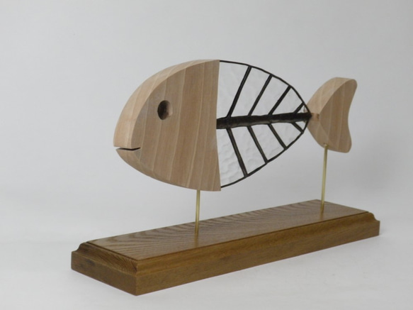 木とステンドグラスの魚 2枚目の画像