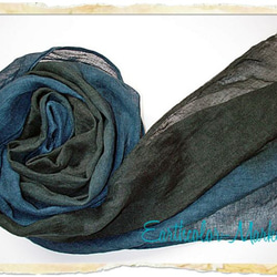 自然染め　リネンのストール（藍と黒のグラデーション） 4枚目の画像