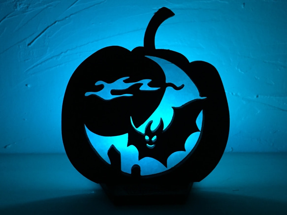 木のかぼちゃランプ「月とコウモリ」LEDキャンドル付き 4枚目の画像