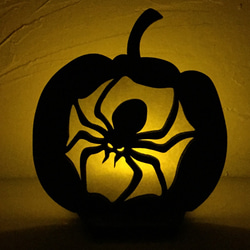 木のかぼちゃランプ「蜘蛛」LEDキャンドル付き 3枚目の画像