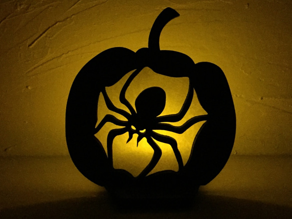 木のかぼちゃランプ「蜘蛛」LEDキャンドル付き 3枚目の画像