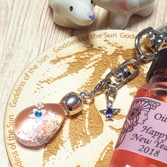 【Sale】 しずく型ミニ香水瓶∞Happy New Year 2018 アンシェントメモリーオイル　エンジェルチャーム 1枚目の画像