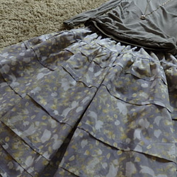 リバティプリント 16SS新柄 Flutter 2段ティアードギャザースカート ＜チュール入り＞ 2枚目の画像