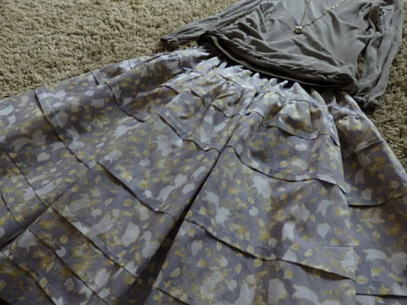 リバティプリント 16SS新柄 Flutter 2段ティアードギャザースカート ＜チュール入り＞ 2枚目の画像