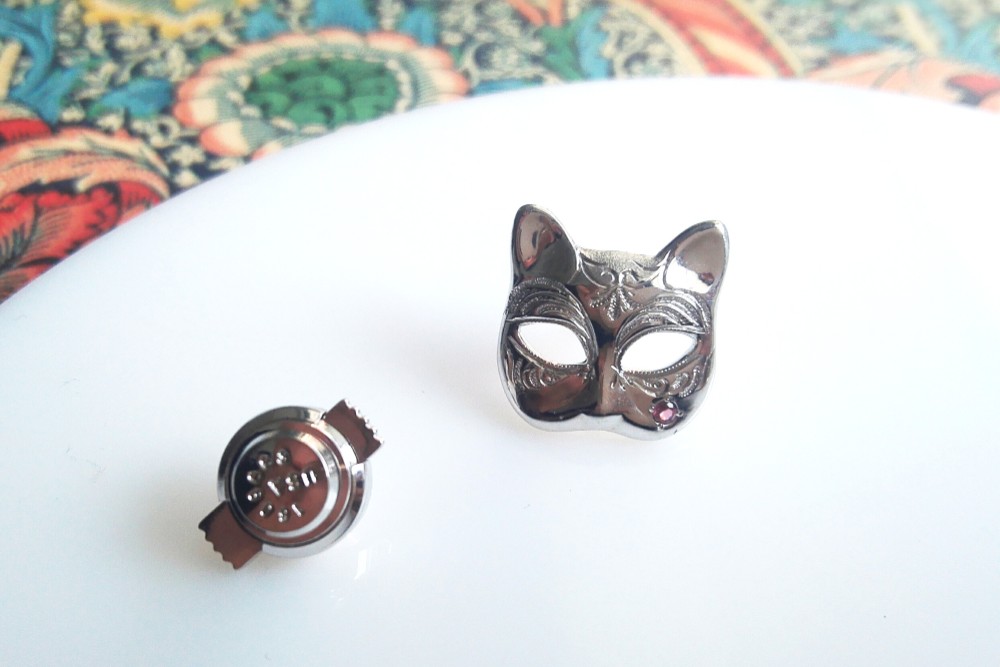 【受注生産】 SV925マスケラ*-ネコタイタックピン