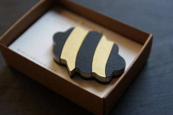 木製のかろやかな-モザイクブローチ-　ふきだし・漆黒×こがね 3枚目の画像
