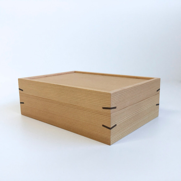 杉の小さな道具箱　裁縫箱　整理箱　木箱　はがき箱　木製　無垢材　黒くさび 1枚目の画像