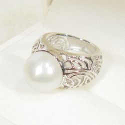 12.5mm南洋真珠とSV925の指輪（9号、サイズ変更可、白蝶、ロジウム、えくぼ有り） 1枚目の画像