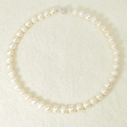 9mm本真珠（淡水、ナチュラルカラー）のネックレス（マグネット、縞あり、ホワイト、フォーマルなデザイン） 1枚目の画像