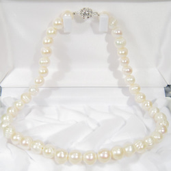 9mm本真珠（淡水、ナチュラルカラー）のネックレス（マグネット、縞あり、ホワイト、フォーマルなデザイン） 2枚目の画像