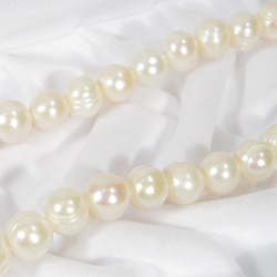 9mm本真珠（淡水、ナチュラルカラー）のネックレス（マグネット、縞あり、ホワイト、フォーマルなデザイン） 3枚目の画像
