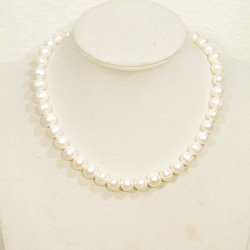 9mm本真珠（淡水、ナチュラルカラー）のネックレス（マグネット、縞あり、ホワイト、フォーマルなデザイン） 5枚目の画像