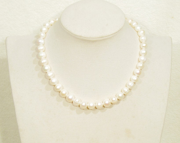 9mm本真珠（淡水、ナチュラルカラー）のネックレス（マグネット、縞あり、ホワイト、フォーマルなデザイン） 5枚目の画像
