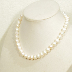 9mm本真珠（淡水、ナチュラルカラー）のネックレス（マグネット、縞あり、ホワイト、フォーマルなデザイン） 6枚目の画像