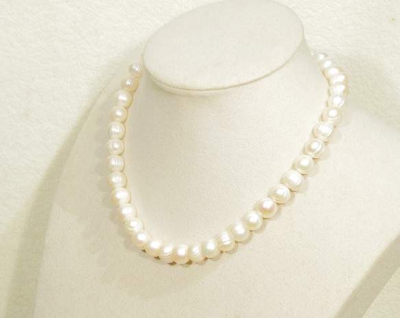 9mm本真珠（淡水、ナチュラルカラー）のネックレス（マグネット、縞あり、ホワイト、フォーマルなデザイン） 6枚目の画像