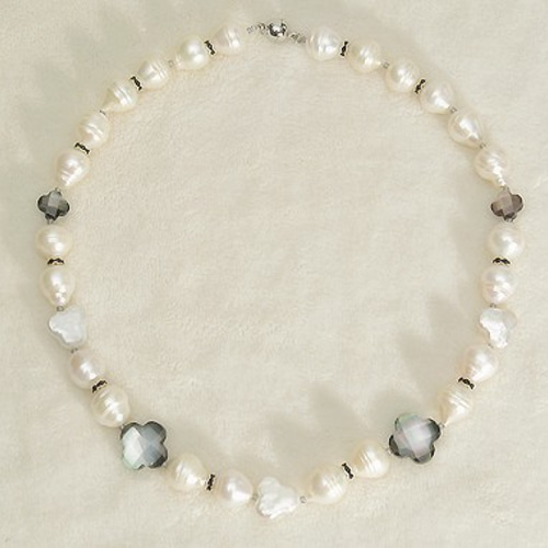 マザーオブパールと淡水パールのネックレス（黒蝶貝、ホワイト  