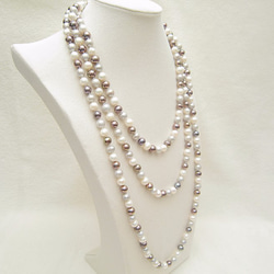 200cm,8mm 本真珠（淡水）のロングネックレス（マルチカラー、オールノット、ホワイト、シルバー、パープル） 2枚目の画像