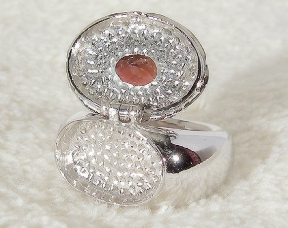 ガーネットと小さなケース付き指輪（リングサイズ：8号、再生ダイヤモンド、アロマオイルなどが入ります） 8枚目の画像