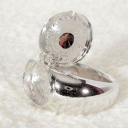 ガーネットと小さなケース付き指輪（リングサイズ：8号、再生ダイヤモンド、アロマオイルなどが入ります） 5枚目の画像