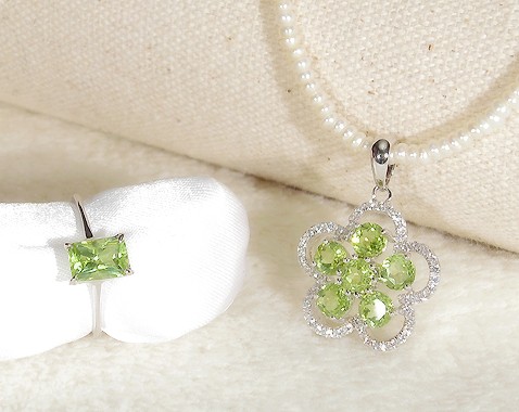 ペリドットのネックレスと指輪（淡水パール、SV925、ロジウムメッキ、キュービックジルコニア、リングサイズ：9.5号）