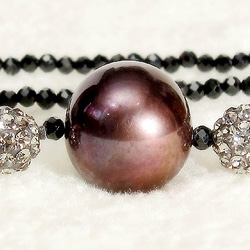 11mm本真珠（淡水）とブラックスピネル、スワロフスキーのネックレス（パープル、ニューホック式クラスプ） 3枚目の画像