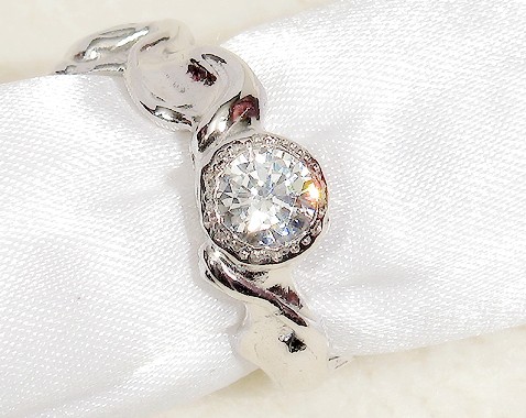 5.5mm合成ダイヤモンドと5mmキュービックジルコニア、SV925の指輪（9.5号、ロジウムメッキ）