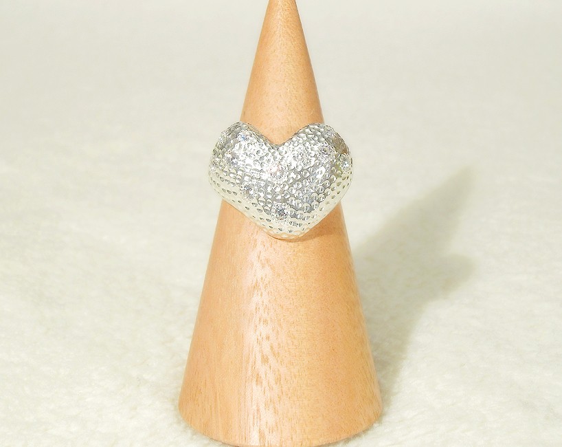 ハート・モチーフの合成ダイヤモンドとSV925の指輪（リングサイズ：13号程度の方に推奨、ロジウムの厚メッキ）