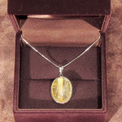 22×16mmルチルクォーツのネックレス（アジャスター、最大44cm、SV925、ロジウム、針入り水晶、金線入り水晶） 1枚目の画像