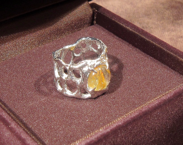 2.50ctルチルクォーツの指輪（リングサイズ：９～８号の方に推奨、ロジウムの厚メッキ、針入り水晶、金線入り水晶） 2枚目の画像